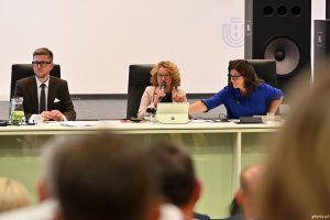 Na walnym zebraniu siedzą (od lewej): Michał Glaser, prezes OMGGS, Magdalena Czarzyńska-Jachim, prezydentka Sopotu i przewodnicząca Rady OMGGS oraz Aleksandra Dulkiewicz, prezydent Gdańska
