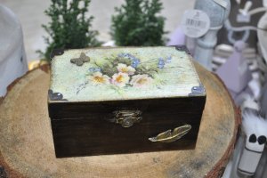 Rękodzieło tworzone przez DecoHobby można wylicytować lub dostać w sklepiku // fot. Magdalena Czernek