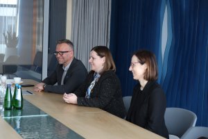 Spotkanie w Morskiej Agencji Gdynia w ramach spotkań z biznesem. Od lewej: Prezes zarządu Pracodawcy Pomorza Tomasz Limon, prezes Morskiej Agencji Gdynia Michał Śmigielski, prezydent Gdyni Aleksandra Kosiorek, z-ca naczelnika wydziału Polityki Gospodarczej UM Justyna Patyk