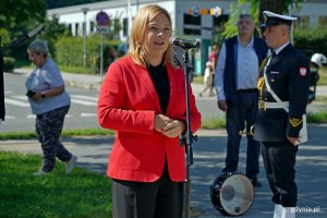 Wiceprezydentka Gdyni Oktawia Gorzeńska przemawiająca podczas uroczystości upamiętniających 81. rocznicę wybuchu powstania warszawskiego 