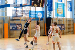 Koszykarze na boisku w trakcie meczu