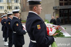 Uroczystości przy przy Bazylice Morskiej: żołnierze z wieńcami kwiatów