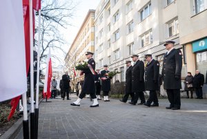 Przedstawiciele Marynarki Wojennej  składają kwiaty przed pomnikiem Ofiar Terroru Komunistycznego // fot. Kamil Złoch
