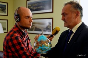 Prezydent Gdyni wojciech Szczurek przekazuje gotową bombkę reporterowi radia RMF FM. Trafi ona na charytatywną licytację w ramach świątecznej akcji radia RMF FM // fot. Kamil Złoch