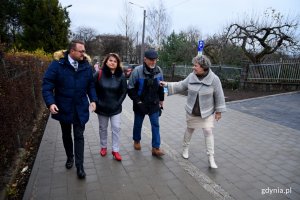 Ulica Oficerska już po remoncie. Na zdjęciu: Marek Łucyk, wiceprezydent Gdyni ds. rozwoju, radni dzielnicy Orłowo oraz Beata Wielgo z ZDiZ Gdynia // fot. Paweł Kukla