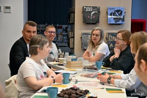 R&oacute;wni goście z pracownikami Biblioteki Gdynia podczas warsztat&oacute;w w Bibliotece Śr&oacute;dmieście 