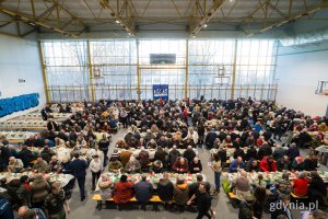 Uczestnicy gdyńskiej wigilii dla samotnych i potrzebujących przy świątecznych stołach 