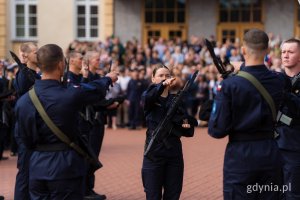 Wyr&oacute;żnieni podchorążowie ślubujący na sztandar 