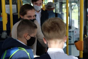 Ola i Dawid witają pasażerów linii 32 cukierkami, fot. Magda Śliżewska