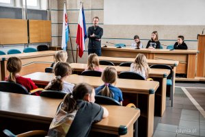 Grupa z SP nr 37 w Gdyni w sali obrad Rady Miasta Gdyni - spotkanie z radnym Norbertem Anisowiczem (fot. Kamil Złoch)