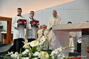 Po prawej: ks. Edmund Skalski - proboszcz parafii pw. Najświętszej Maryi Panny Królowej Polski podczas uroczystości koronacji wizerunku Matki Bożej Pocieszenia w sanktuarium Miłosierdzia Bożego w Gdyni // fot. Magdalena Czernek