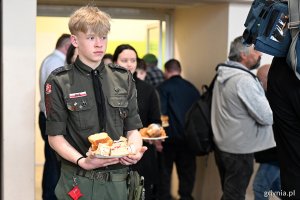 Przed śniadaniem i w jego trakcie dzielnie pomagali harcerze i wolontariusze 