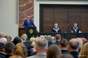 Wicewojewoda pomorski Emil Rojek przemawiający podczas uroczystości z okazji 106. rocznicy utworzenia Uniwersytetu Morskiego w Gdyni 