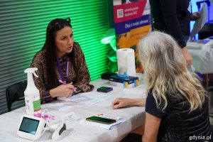 Jedno ze stoisk w Polsat Plus Arenie Gdynia oraz mieszkańcy