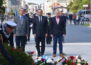 Delegacja gdyńskich władz: wiceprzewodniczący Rady Miasta Andrzej Bień oraz radni Zenon Roda i Krzysztof Chachulski złozyli wieniec pod pomnikiem Polski Morskiej // fot. Magdalena Czernek