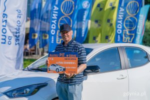 Pan Sławomir, jeden z tegorocznych zwycięzc&oacute;w loterii &bdquo;Rozlicz PIT w Gdyni&rdquo; ze swoim nowym samochodem