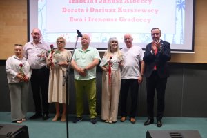 Grupa ludzi na scenie