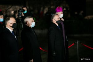 Od prawej: prezydent Gdyni Wojciech Szczurek, Krzysztof Dośla - przewodniczący Regionu Gdańskiego NSZZ Solidarność i prezydent RP Andrzej Duda podczas porannych symbolicznych obchodów 50. rocznicy wydarzeń Grudnia '70 w Gdyni // fot. Karol Stańczak