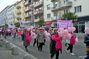 Uczestnicy Marszu R&oacute;żowej Wstążki na ul. Świętojańskiej 
