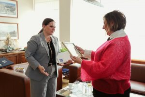 Nowa konsul generalna Ukrainy w Gdańsku Krysa Switłana Anatolijiwna otrzymała od prezydent Gdyni obraz z marynistycznym motywem 