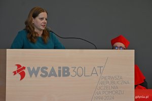 Prezydent Gdyni Aleksandra Kosiorek podczas wygłaszania wykładu inauguracyjnego