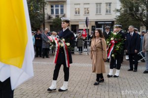 Posłanka Dorota Arciszewska-Mielewczyk składa wieniec pod pomnikiem papieża