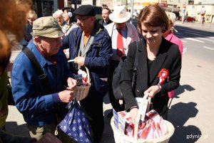 Wiceprezydent Gdyni Katarzyna Gruszecka-Spychała podczas akcji "Tydzień z biało-czerwoną flagą w Radiu Gdańsk" przed gdyńskim InfoBoxem / fot. Paweł Kukla