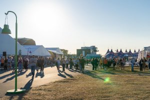 Uczestnicy Open'er Festivalu spacerujący po miasteczku festiwalowym // fot. Magda Zaklika