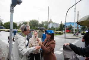 Wiceprezydentka Gdyni Oktawia Gorzeńska odbiera ostatnie instrukcje od  Sławomira Pultyna, autora zdjęć i&nbsp;wykładowcy Gdyńskiej Szkoły Filmowej (fot. Paweł Budziński)