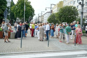 Uczestnicy spaceru architektonicznego szlakiem modernizmu na ul. Świętojańskiej 