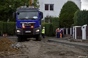 Niebieski samochód ciężarowy i pracownicy budowlani // fot. gdynia.pl