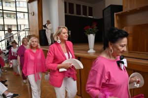na zdjęciu grupa ludzi starszych
