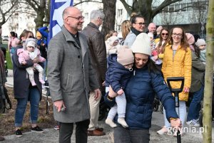 Na zdjęciu: Michał Guć, wiceprezydent Gdyni podczas sadzenia Drzewka Życia (fot. Magdalena Starnawska)