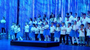 Na zdj. na scenie dzieci z Ecole Maternelle et Primaire // fot. Maurycy Śmierzchalski