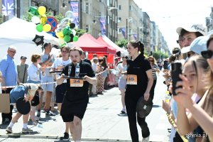 Podczas Kulinarnej Świętojańskiej nie zabrakło kluczowego punktu programu - Biegu Kelner&oacute;w. Na zdjęciu uczestnicy kategorii Profesjonaliśc