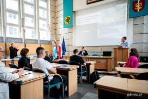 Podpisanie umów na dotacje na rowery elektryczne w Urzędzie Miasta Gdyni (fot. Kamil Złoch)
