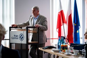 Posiedzenie sejmowej Komisji Infrastruktury w Porcie Gdynia – przemówienie posła Kazmierza Plockego (fot. Kamil Złoch)