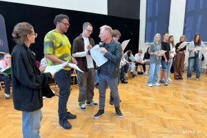 Próby do spektaklu „Sekret", na zdjęciu: młodzież z II i V LO w Gdyni, Robert Henning, Katarzyna Kurdej-Mania i Grzegorz Jach (fot. Katarzyna Balcerzak)