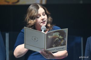 Prezydent Aleksandra Kosiorek trzyma w ręku menu z Batorego