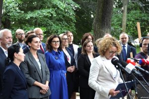 Na zdjęciu m.in.: prezydentka Sopotu Magdalena Czarzyńska-Jachim (przy mikrofonie), prezydent Gdyni Aleksandra Kosiorek, burmistrz Żukowa Mariola Zmudzińska, w&oacute;jt Kosakowa Eunika Niemc, prezydent Gdańska Aleksandra Dulkiewicz, wojewoda pomorska Beata Rutkiewicz, prezydent Wejherowa Krzysztof Hildebrandt i Marcin Kaczmarek, starosta powiatu wejherowskiego (fot. Magda Śliżewska)