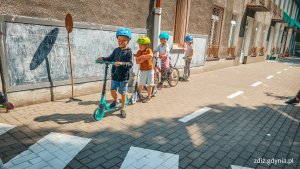 lekcja na temat bezpieczeństwa na tarasie przedszkola, dzieci na hulajnogach