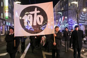 Wieczorne uroczystości upamiętniające ofiary Grudnia '70 - przemarsz pod pomnik // fot. Karol Stańczak