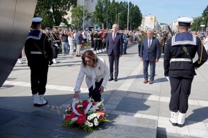 Kwiaty pod pomnikiem składają m.in. marszałek Małgorzata Kidawa-Błońska i senator Sławomir Rybicki 