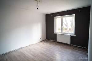 Wnętrze jednego z mieszkań komunalnych w Gdyni, kt&oacute;re wymaga remontu i zostanie uwzględnione w programie (fot. Kamil Złoch)