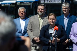 Głos zabiera prezydent Gdyni Aleksandra Kosiorek. Przekazanie nowych autobus&oacute;w elektrycznych Solaris Urbino 18 Electric na Molo Południowym w Gdyni (fot. Kamil Złoch)