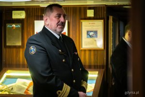 Wręczenie pierwszej statuetki &ndash; nagrody im. komandora Macieja Janiaka na pokładzie ORP &bdquo;Błyskawica&rdquo; (fot. Kamil Złoch)