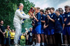 X Spotkanie Międzypokoleniowe na Górce - prezydent Gdyni Wojciech Szczurek wręcza pamiątkowe trofea młodym zawodnikom SI Arki Gdynia / fot. Agnieszka Modelska