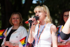 Marta Magott &ndash; radna Gdańska i prezeska Stowarzyszenia Tolerado przemawiająca ze sceny podczas 11. Tr&oacute;jmiejskiego Marszu R&oacute;wności 