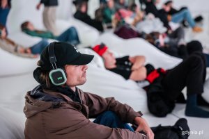 Uczestnicy oprowadzania po wystawie &bdquo;Sny o Gdyni: Harmonoise&rdquo; 