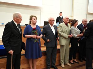 Grupa os&oacute;b na scenie